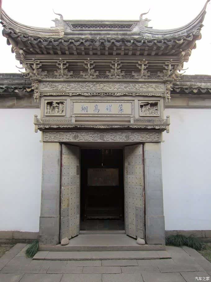 江南第门楼……藻耀意为文采绚丽飞扬,翔即展翅飞,两侧砖雕为郭子仪寿