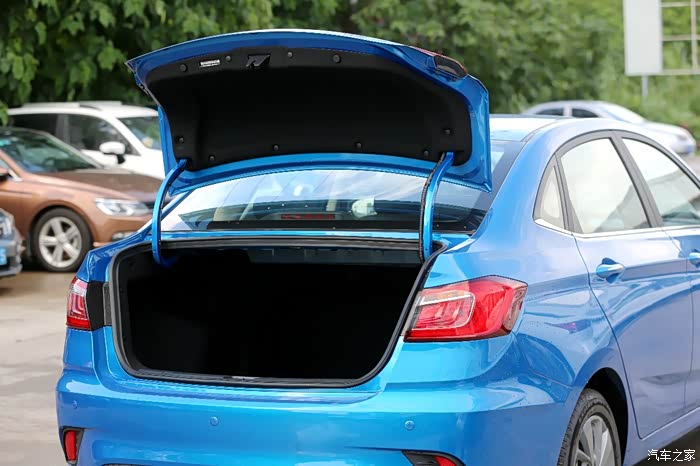 后备箱开口表现中规中矩,受制于后排座椅不能放倒,空间表现中规中矩