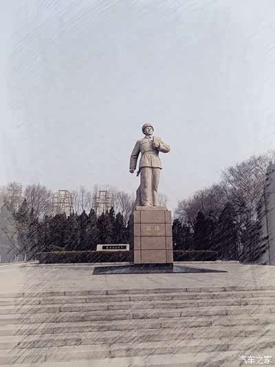 雷锋墓坐落在陵园的东北角.