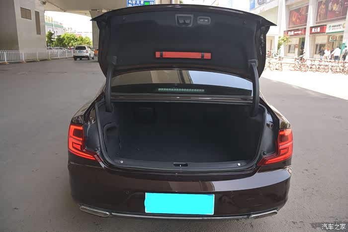 后备箱的有错的深度,一般我后备箱是放东西的,购物的时候也没装满过.