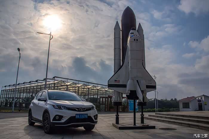 爱车与航天飞机合影,祝愿东南汽车的品质也像航天飞机那样的精密可靠.