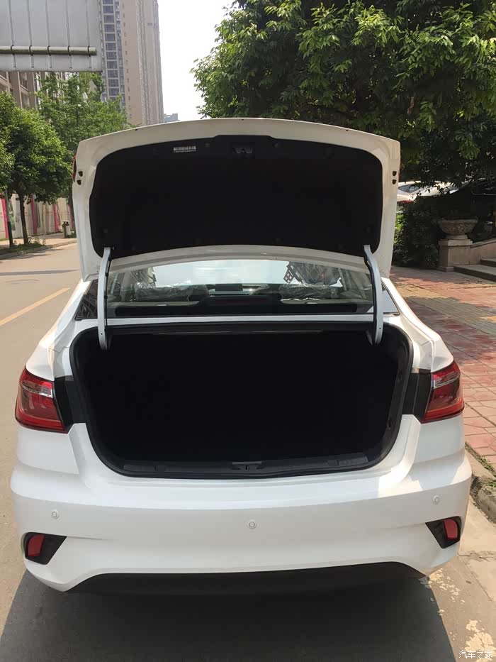 后备箱还是挺大的,出去旅游装什么东西应该没得问题的.