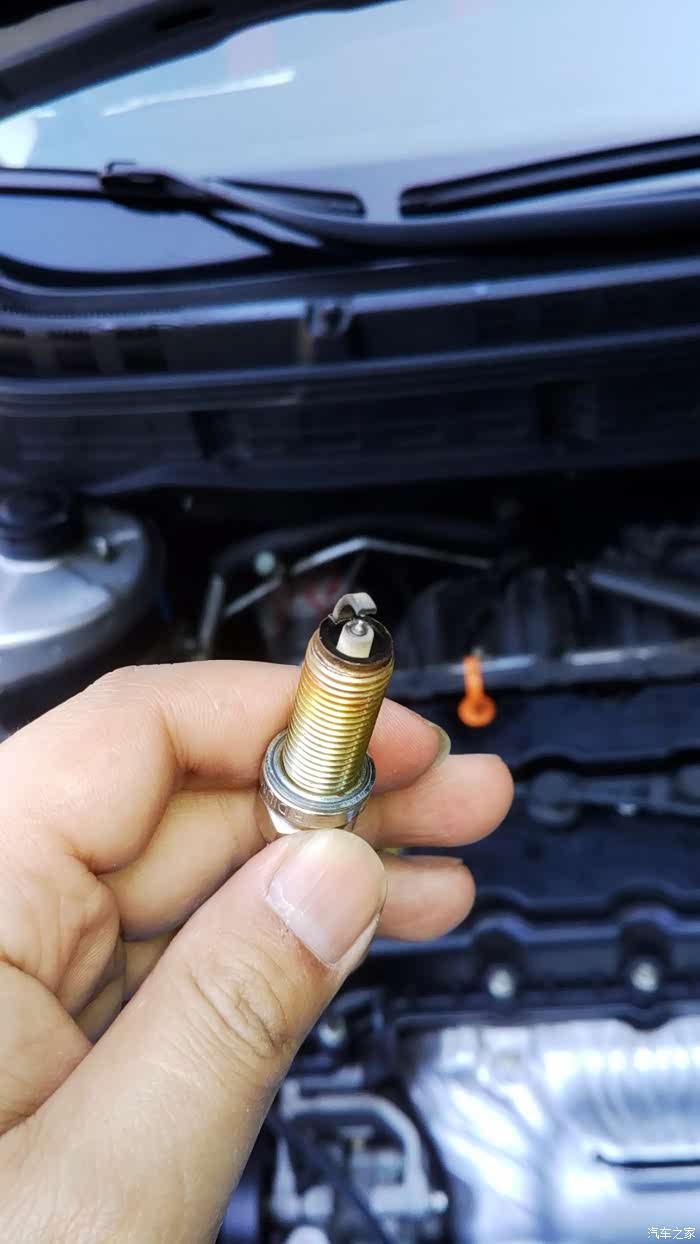 陶瓷芯旁边一圈有黑色积碳,但电极陶瓷芯都没有明显积碳