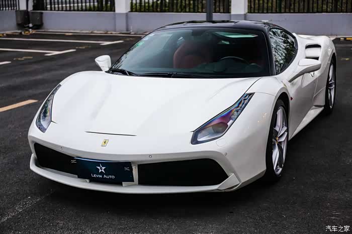 法拉利488gtb贴个旗舰黑顶比选配来得更直接