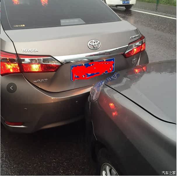 51被追尾了大家雨天行车注意安全