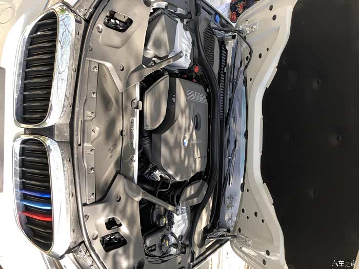 请问宝马新530防冻液在哪里找半天了,没看到