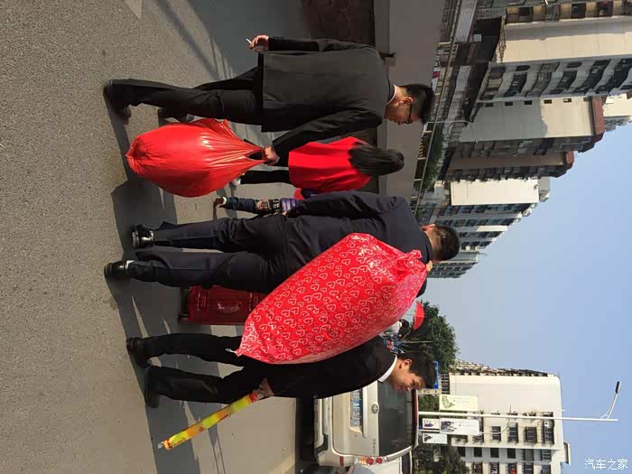 兄弟们,包包背着走,有没有一种:有钱没钱回家过年的画面感我在后面偷