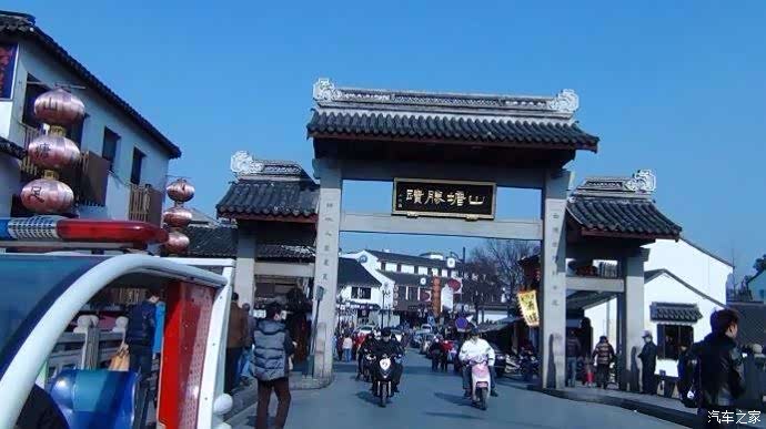 山塘街共20景,面列出. 第1景:"山塘胜迹"牌楼,此牌楼并非古迹.