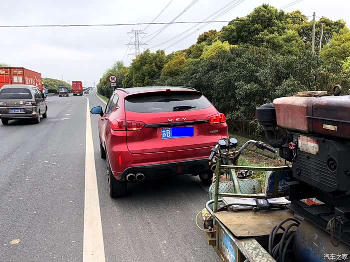 这如图所示,人家把三轮车开过来给我换胎!