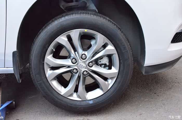 大白配米其林轮胎和新轮毂很般配,以后出去稍微颠簸点的路也用担心