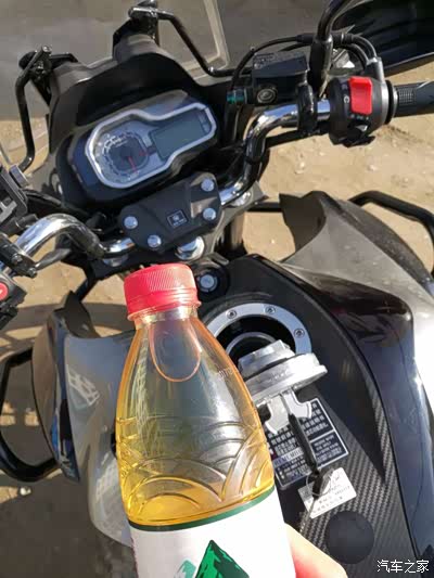 没油来瓶农夫山泉(用塑料瓶装汽油危险切勿模仿)