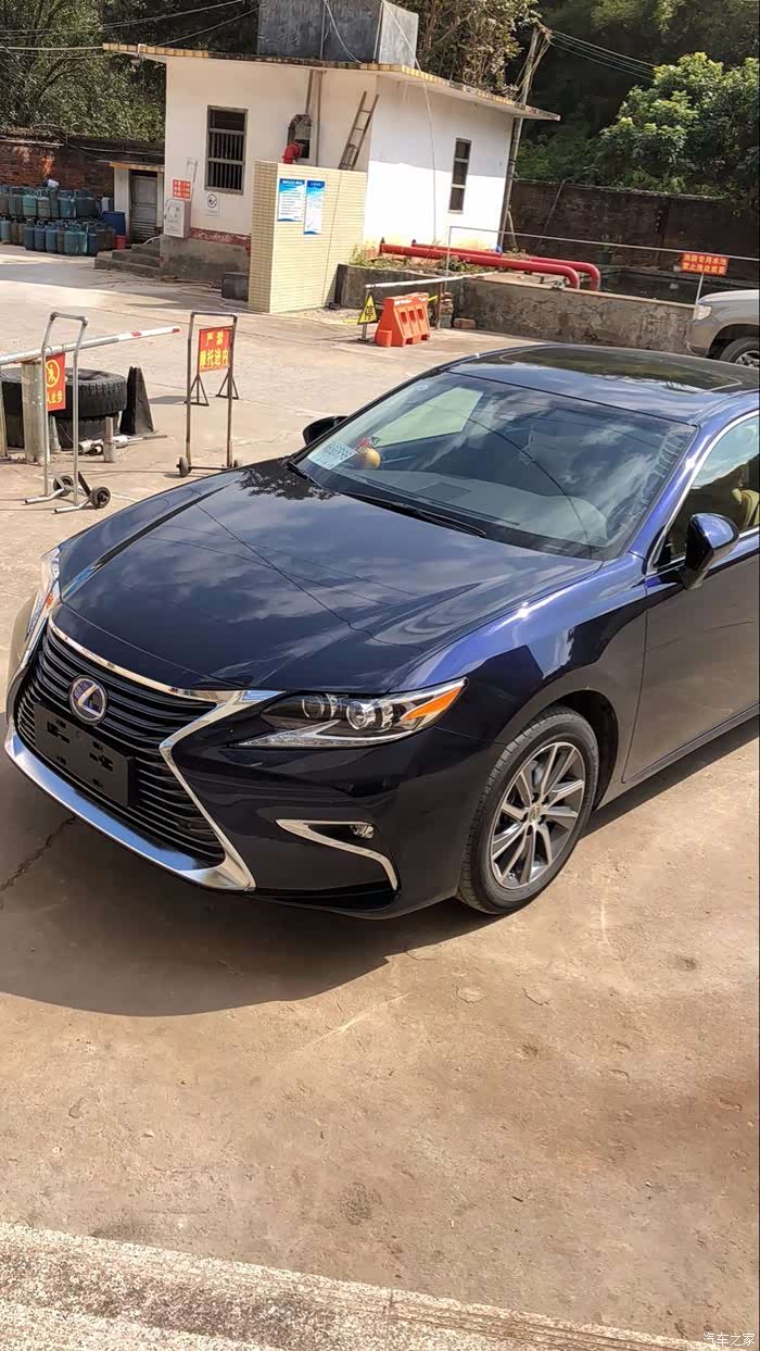 es300h宝石蓝马克莱文森豪华版提车认证随发