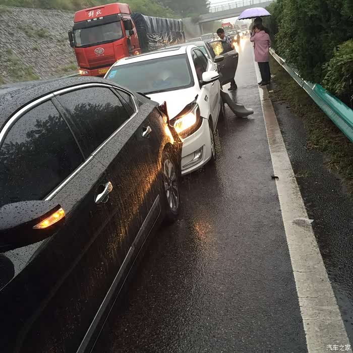 51被追尾了大家雨天行车注意安全