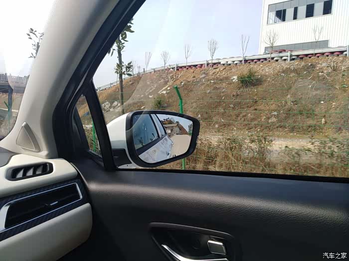 车子借给表弟开下试试,我坐在副驾驶正好拍几张