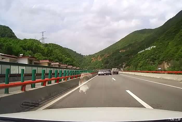 g65 灰色途观危险变道 祸害