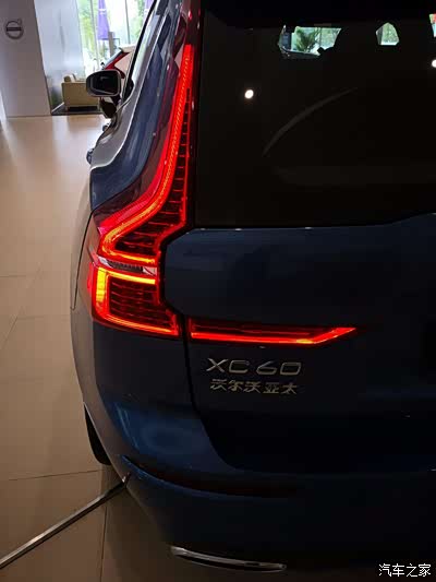 尾灯这横向的一勾,非常的勾魂.