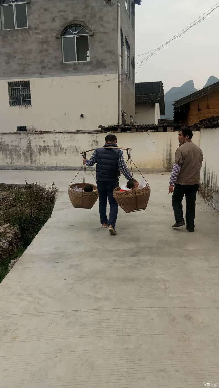 回家过年,挑起箩筐游果子地