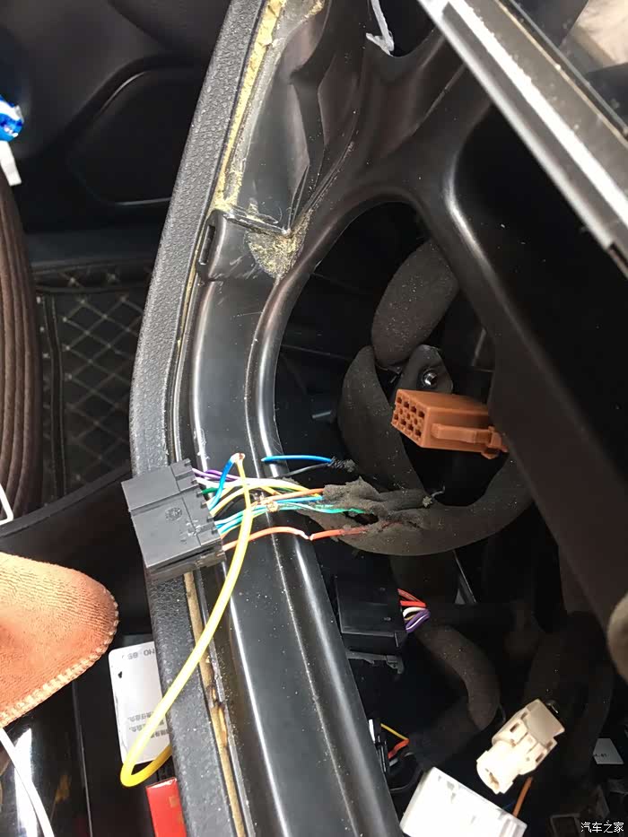 需要破三根线,不需要解码器跟轨迹盒 走的是视频线影像