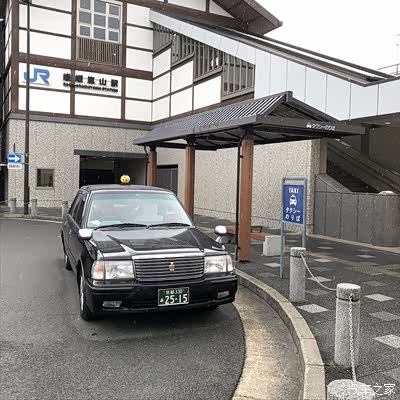 京都作为旅游城市绝部分出租车都老式皇冠同样为绿色车牌