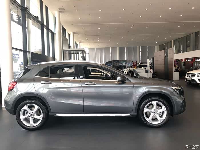 看奔驰轿跑小钢炮gla