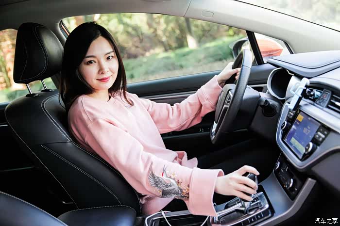 好几年了,平时也是我爱车的"女主人",娴熟的挂挡姿势,一看就是老司机