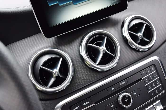 一直特别特别喜欢奔驰出风口设计,很好看摸手感也很好