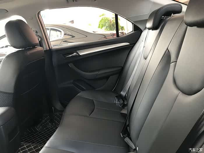 前两天有时间去4s店看了荣威360