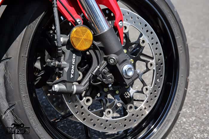 前刹车采用tokico(东机工)四活塞对向卡钳,搭配双320mm浮动刹车盘
