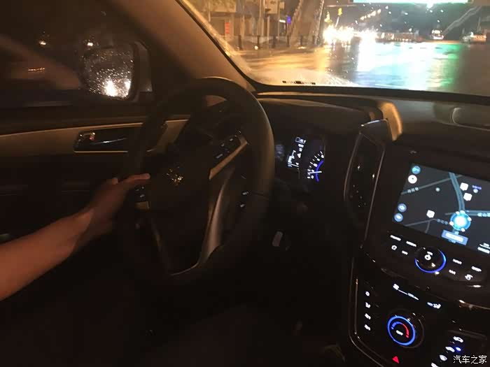 真皮方向盘手感也很到位,夜晚的车内指示灯合适不刺眼