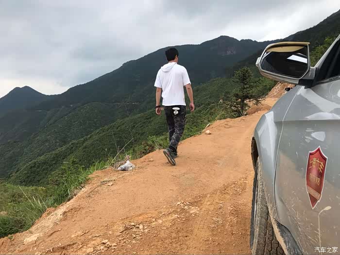 寒沙坚毅的背影为保障我们车队的前行,步行探路.