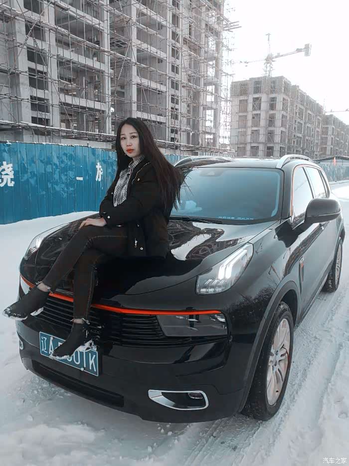【沈阳领克01车友会】小姨子当车模,冰天雪地里撒欢儿