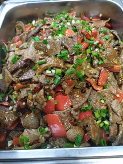 员工们工作一天后,最期待的就是食堂可口饭菜