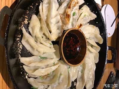 这个锅贴味道非常错但我们点最后舍浪费打包哈哈晚把打包东西放在车里