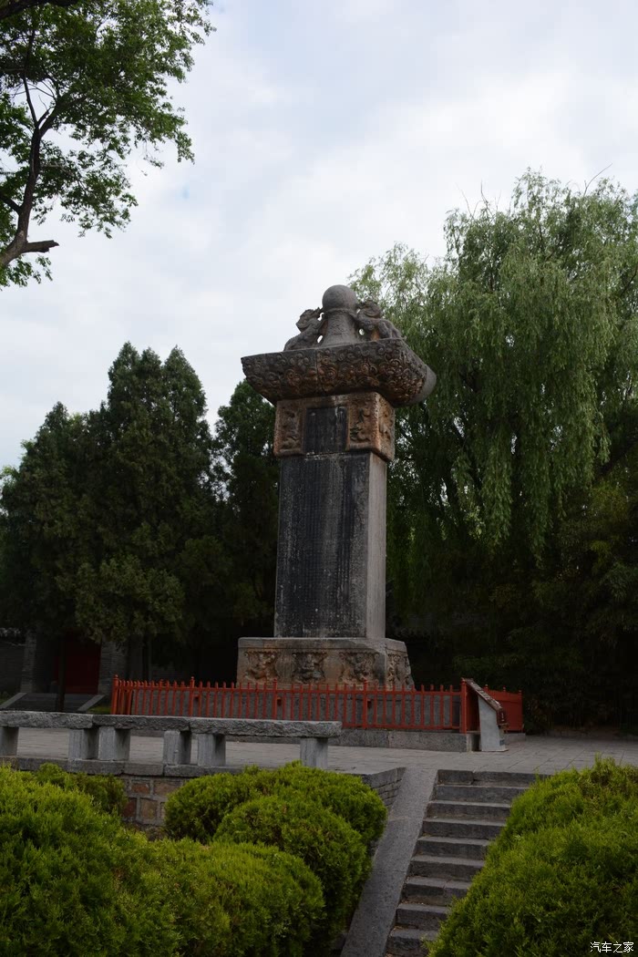 嵩阳书院山门前西侧,是块高大繁丽,惊艳的石碑,此即大唐嵩阳观纪圣德