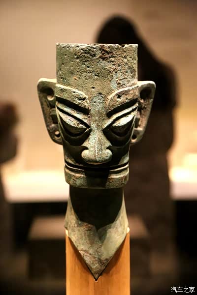 青铜人首(约公元前16世纪川广汉星堆出土)