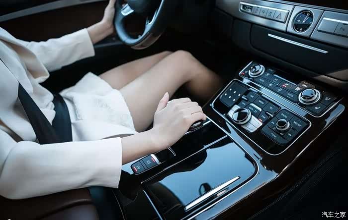 美女与车,你如何选择?(高冷女总裁与奥迪a8的完美演绎)