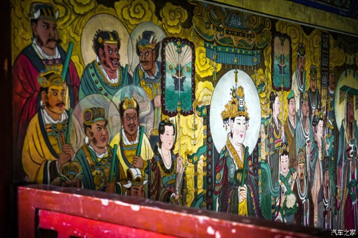 玉皇楼背后墙壁上壁画系临摹山西永乐宫朝元图,描绘众神朝拜元始