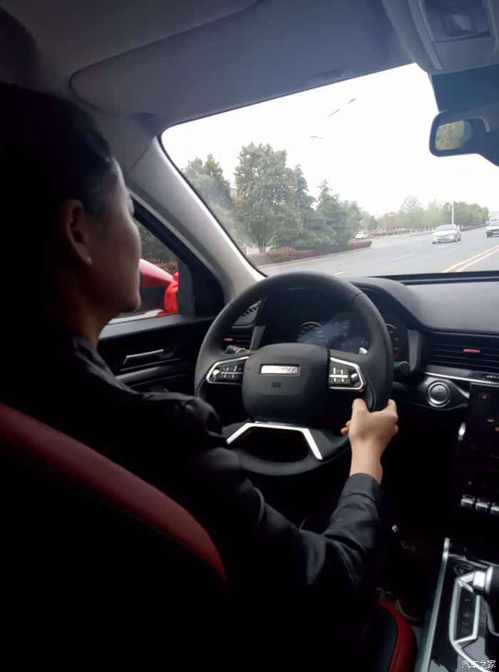 因驾照还没拿到,由我家美女司机带我试驾,兜风去喽