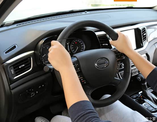 四幅式方向盘用皮包裹着,握感很,面还一些凸起的点点,防滑用的.