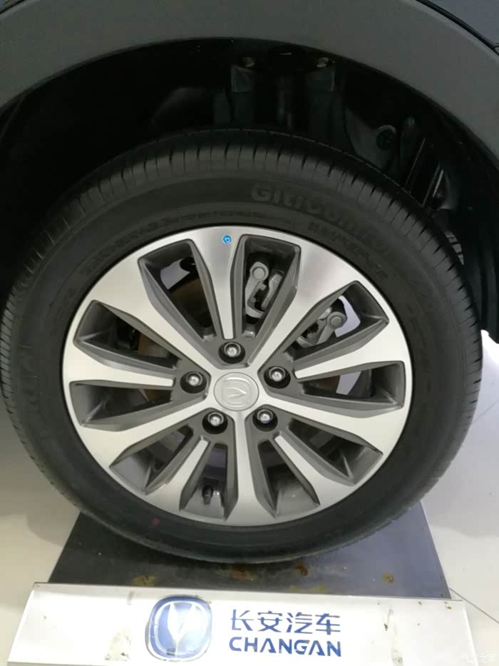展厅展示的这台凌轩采用了205/55r16的佳通轮胎!