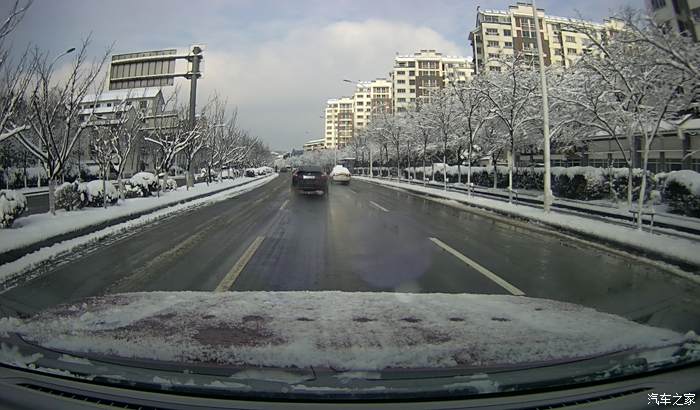 無錫cs75車友會雪後的清晨駕車行駛在路上