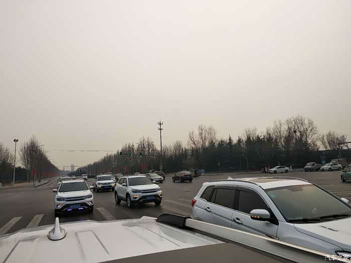 遇到红灯自行变成两路,我们车主带的朋友居然打开天窗路出头给拍了一