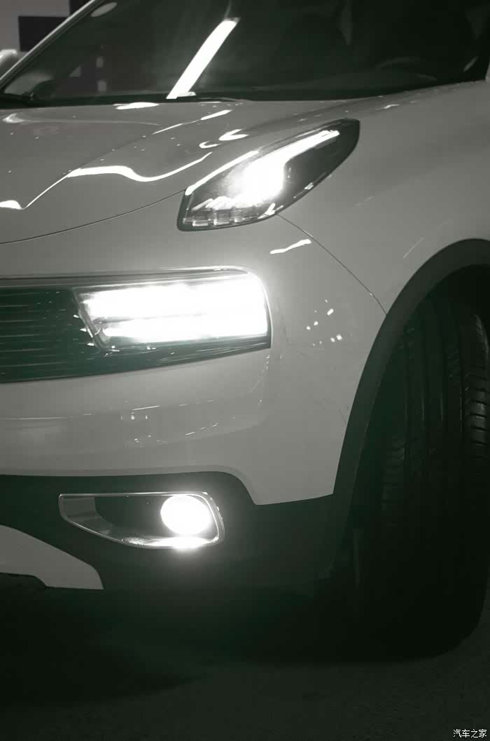 这个大灯真的很亮,很亮!这个光洒在前机盖非常好看!