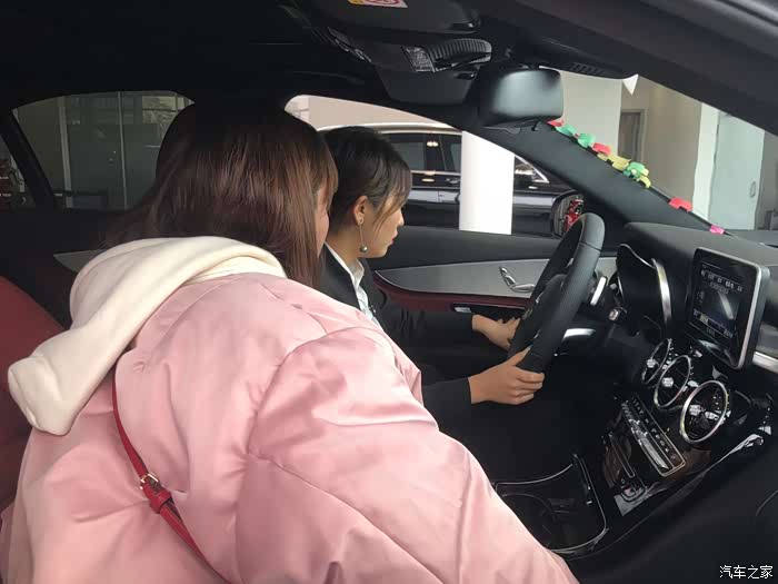 1335 | 回复: 4 奔驰c级论坛 提车一个月来帮媳妇认证一下c200运动版!