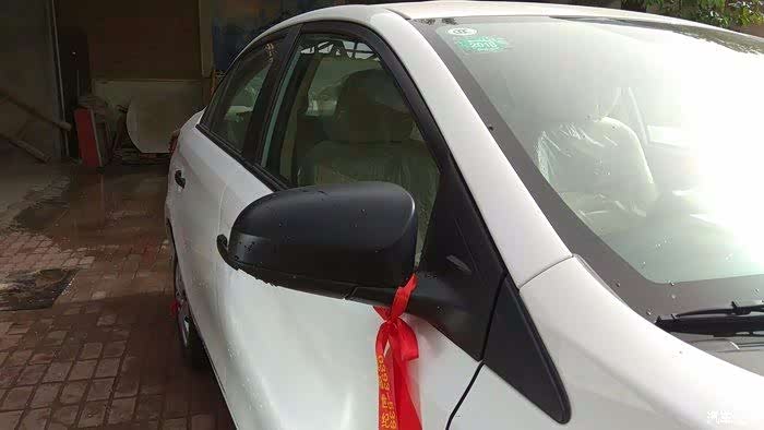 新车红绳,喜庆.