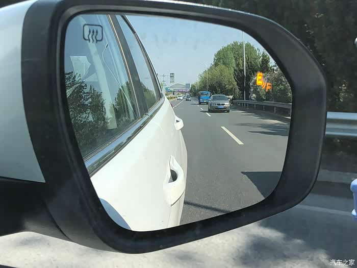 这并车辅助,后视镜亮黄灯说明不建议并道.