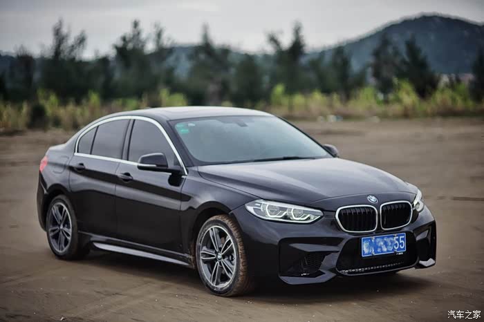 发几张宝马1系三厢f52改装包围贴亮光黑改色膜