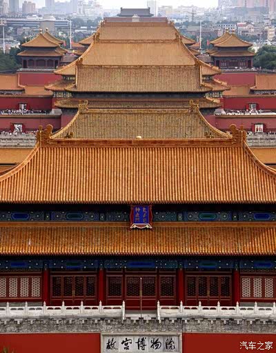 各种塑像也有形状奇异山石假山 快我们就沿中路走到故宫最北边其中游