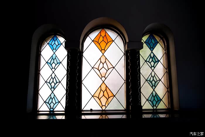 琉璃玻璃窗讲究,阳光透过来彩色光