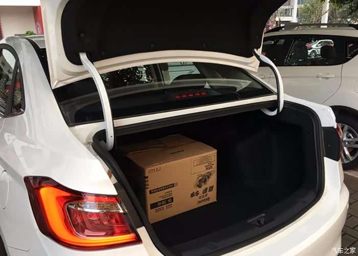 肚能容,这个后备箱空间也蛮.
